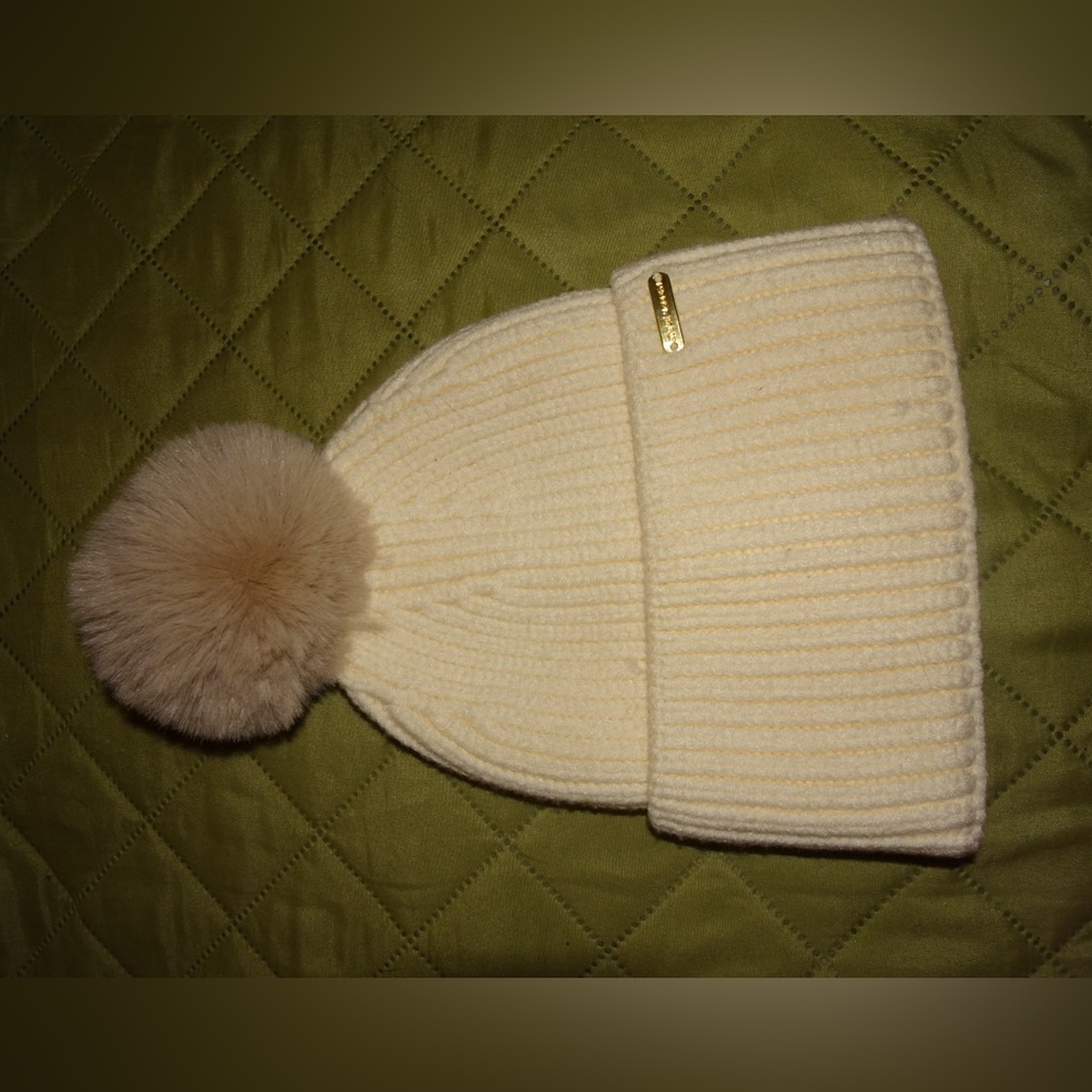 NEW never used, STEVE MADDEN Knitted Beanie. With Soft Fur ball